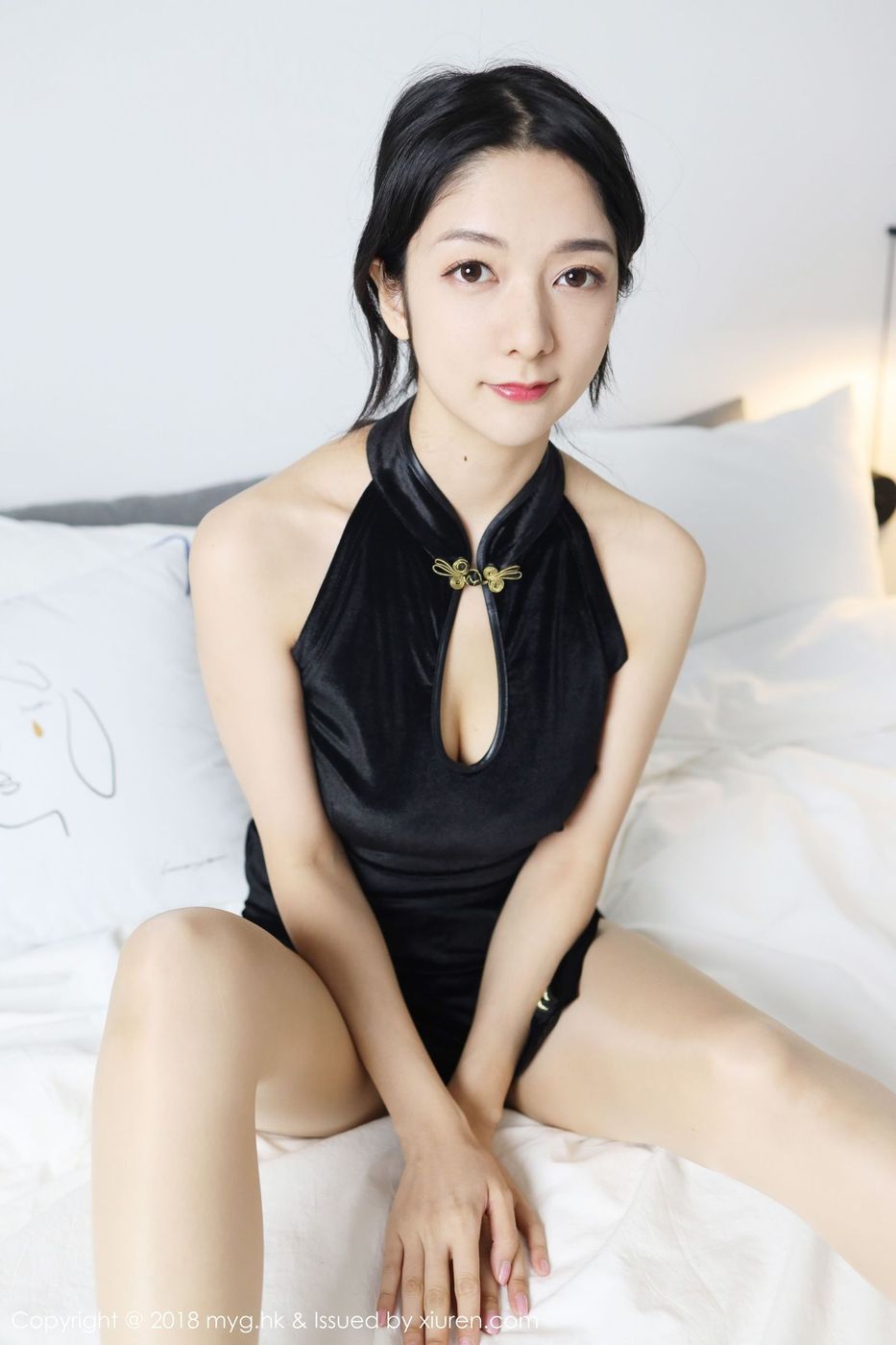 性感女神Angela喜欢猫古典旗袍丝袜美腿私房写真