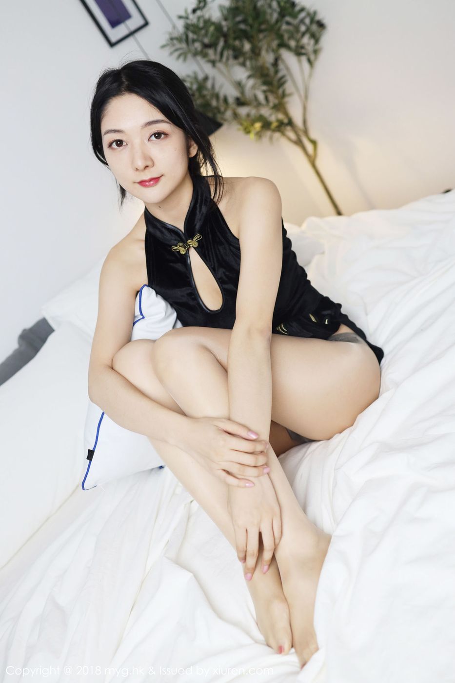 性感女神Angela喜欢猫古典旗袍丝袜美腿私房写真