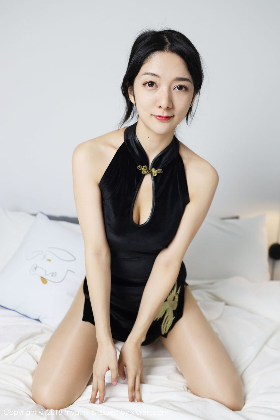 性感女神Angela喜欢猫古典旗袍丝袜美腿私房写真