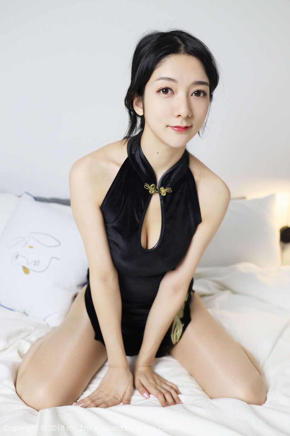 性感女神Angela喜欢猫古典旗袍丝袜美腿私房写真