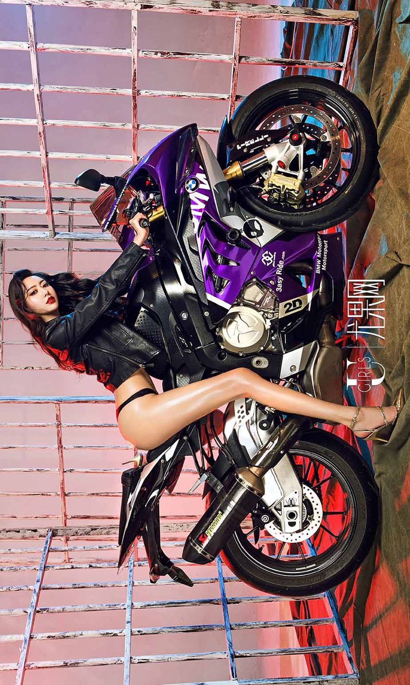 机车美女艺轩Renee修长美腿演绎美女与野兽美图