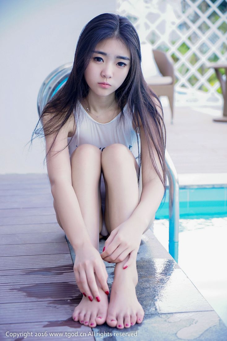 呆萌小公主可乐Vicky泳池死库水湿身诱惑芽庄旅拍第三刊