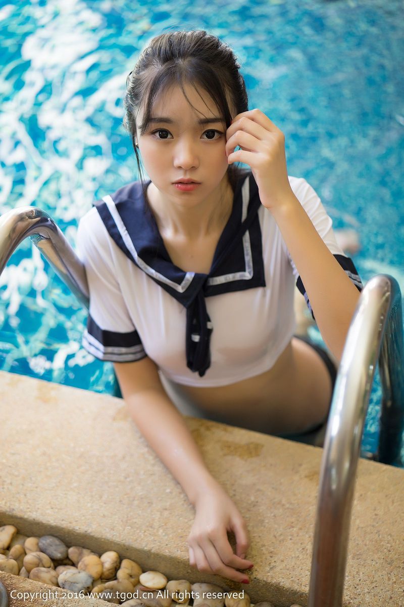 性感女神可乐Vicky校服装比基尼湿身诱惑苏梅岛旅拍