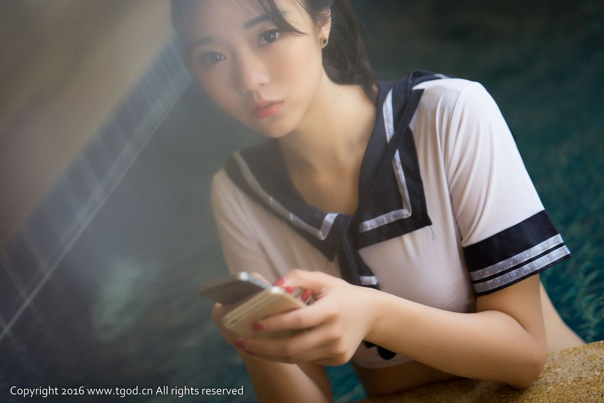 性感女神可乐Vicky校服装比基尼湿身诱惑苏梅岛旅拍