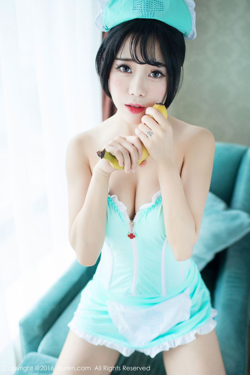 性感美女兜豆靓Youlina香蕉小护士制服诱惑套图