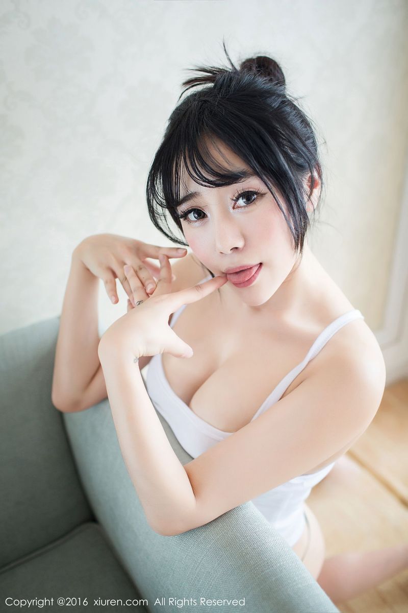性感美女兜豆靓Youlina香蕉小护士制服诱惑套图