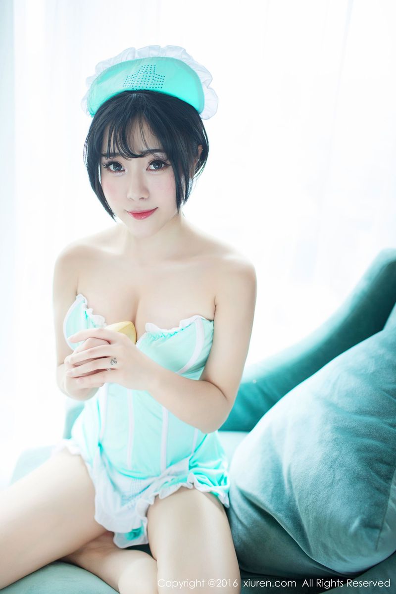 性感美女兜豆靓Youlina香蕉小护士制服诱惑套图