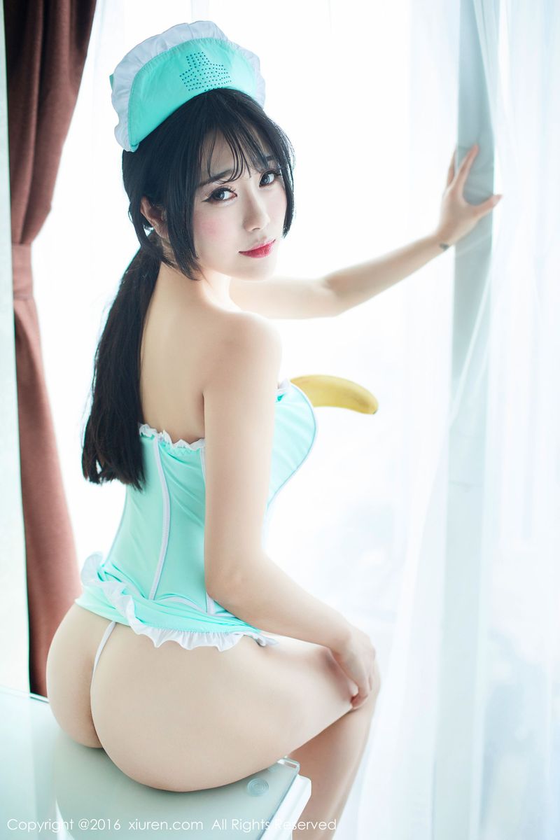 性感美女兜豆靓Youlina香蕉小护士制服诱惑套图
