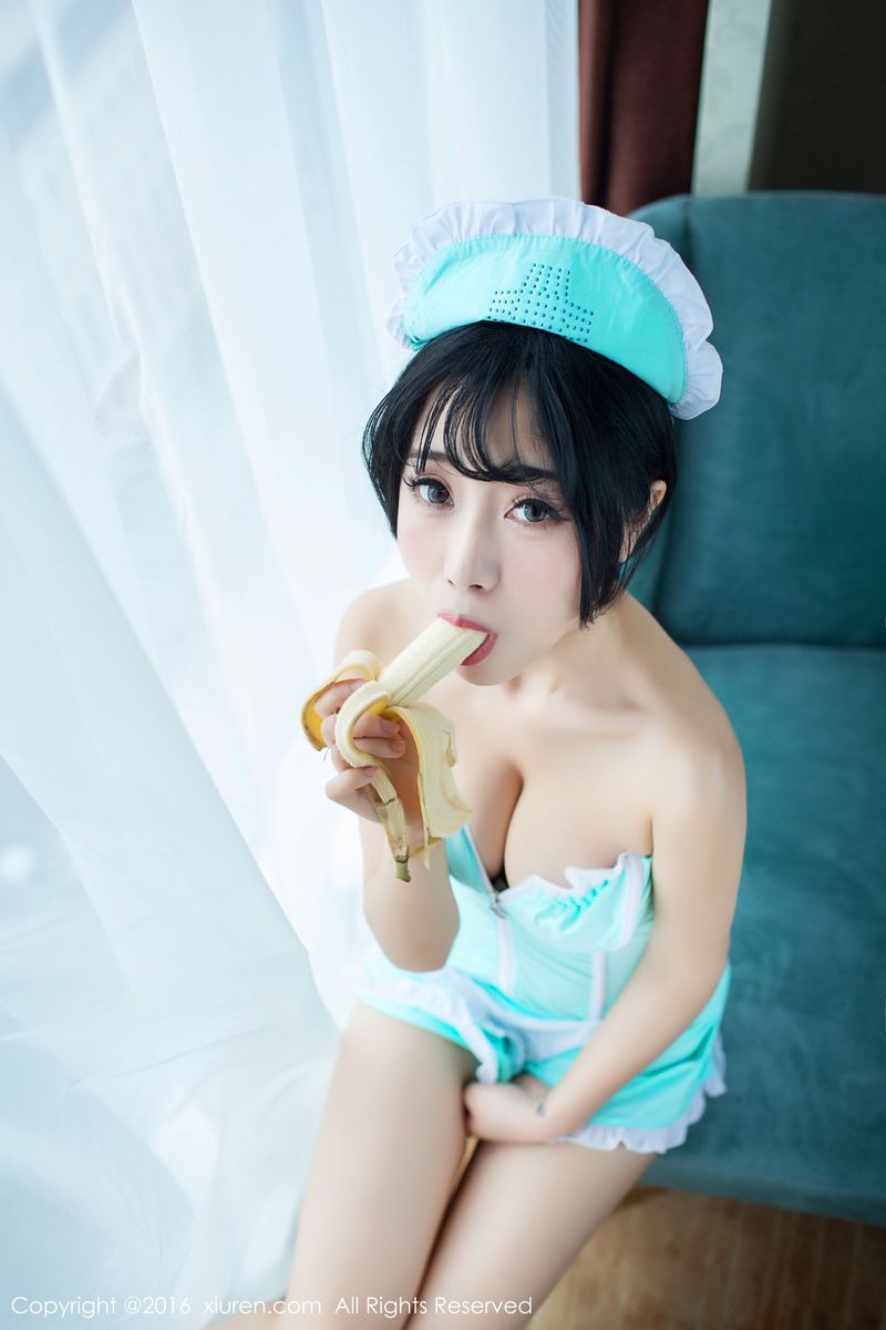 性感美女兜豆靓Youlina香蕉小护士制服诱惑套图