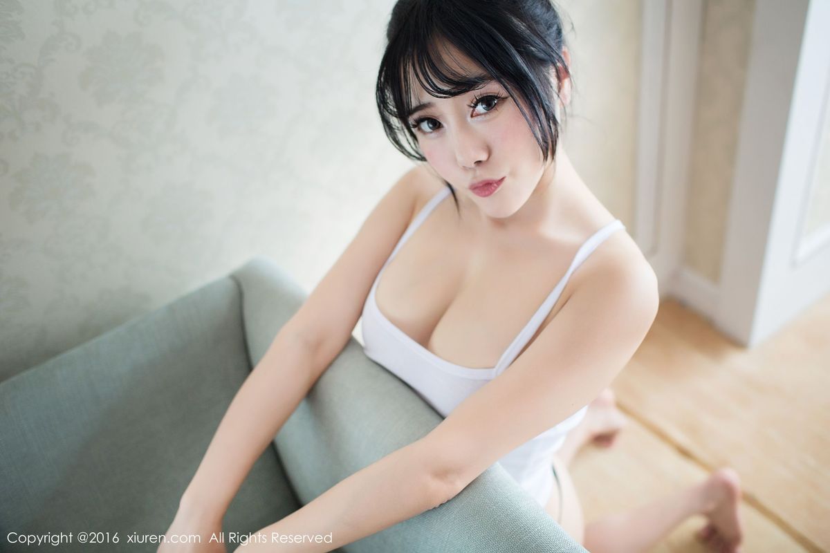 性感美女兜豆靓Youlina香蕉小护士制服诱惑套图