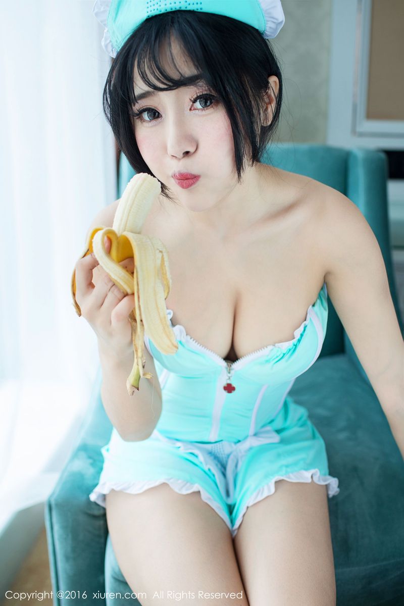 性感美女兜豆靓Youlina香蕉小护士制服诱惑套图