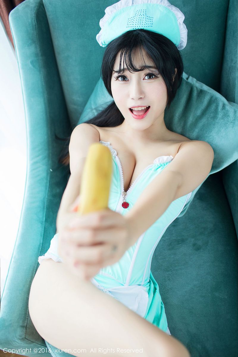 性感美女兜豆靓Youlina香蕉小护士制服诱惑套图