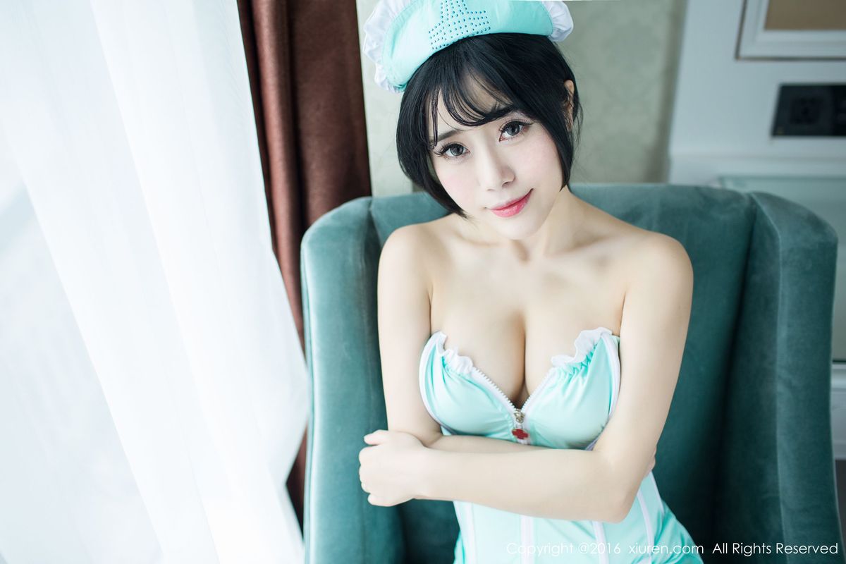 性感美女兜豆靓Youlina香蕉小护士制服诱惑套图