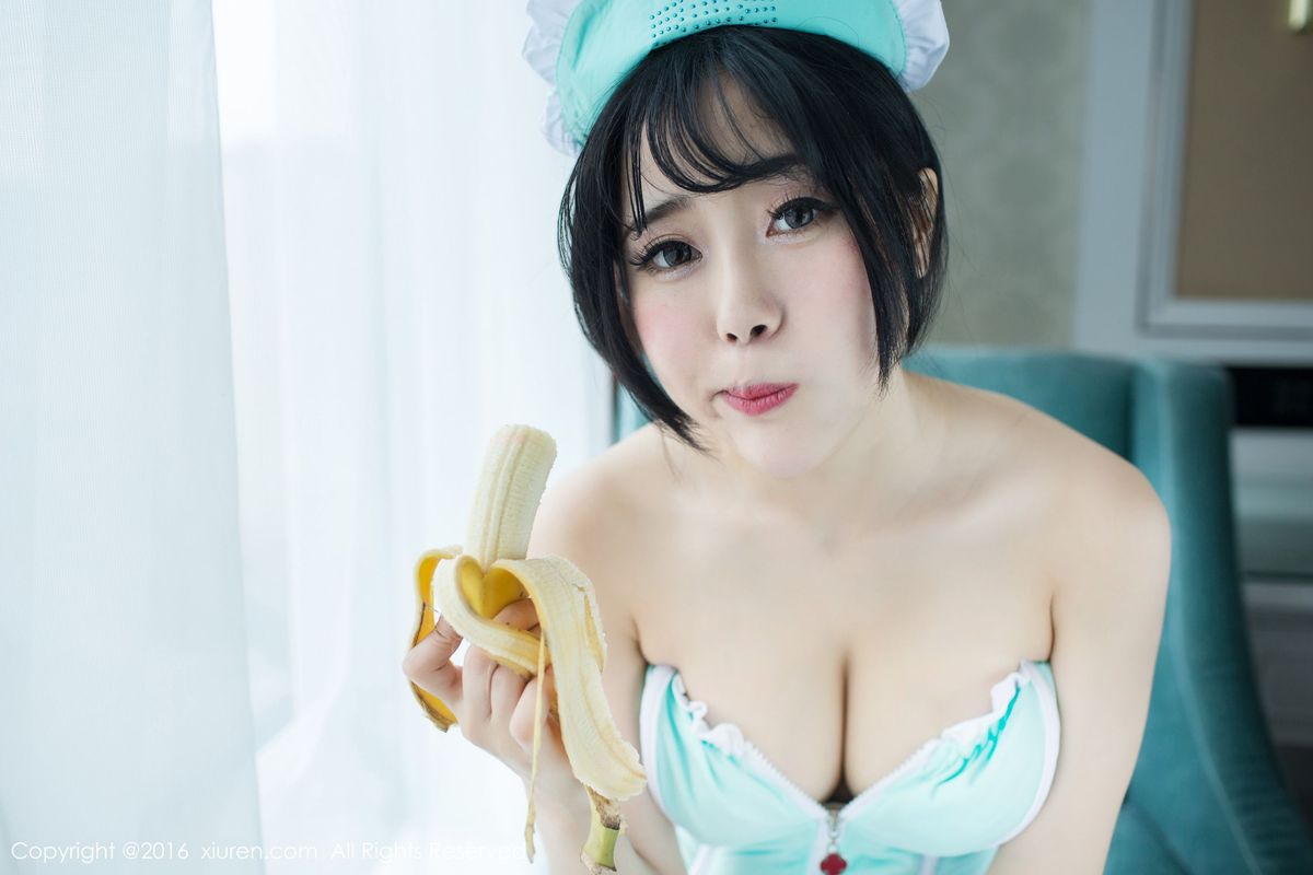 性感美女兜豆靓Youlina香蕉小护士制服诱惑套图