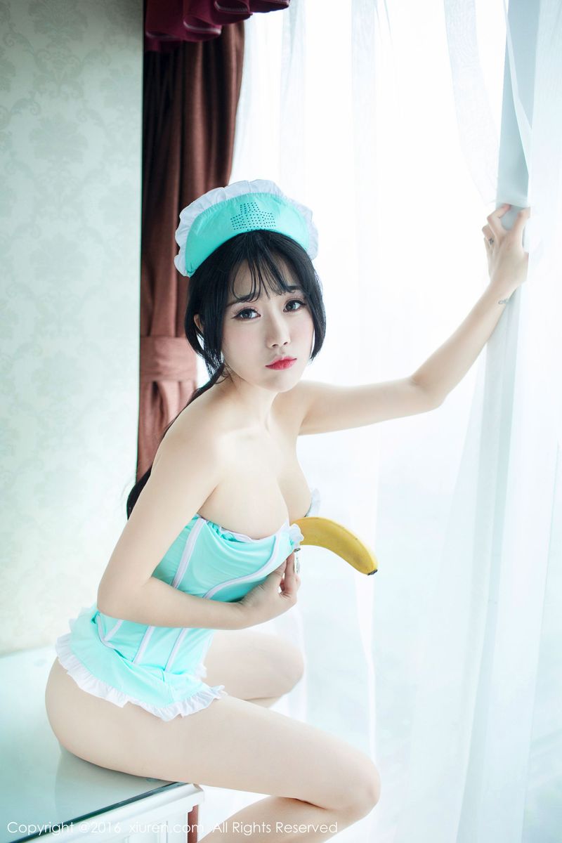 性感美女兜豆靓Youlina香蕉小护士制服诱惑套图
