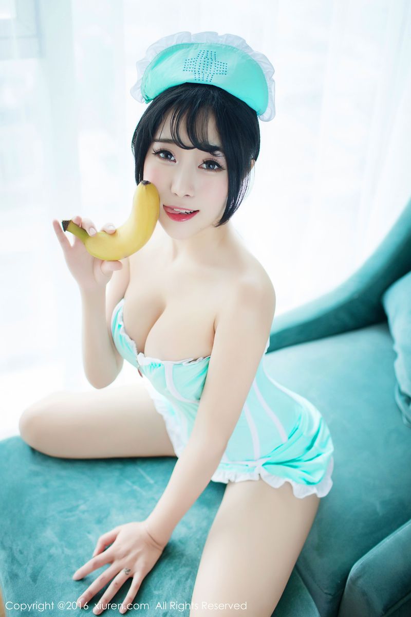 性感美女兜豆靓Youlina香蕉小护士制服诱惑套图
