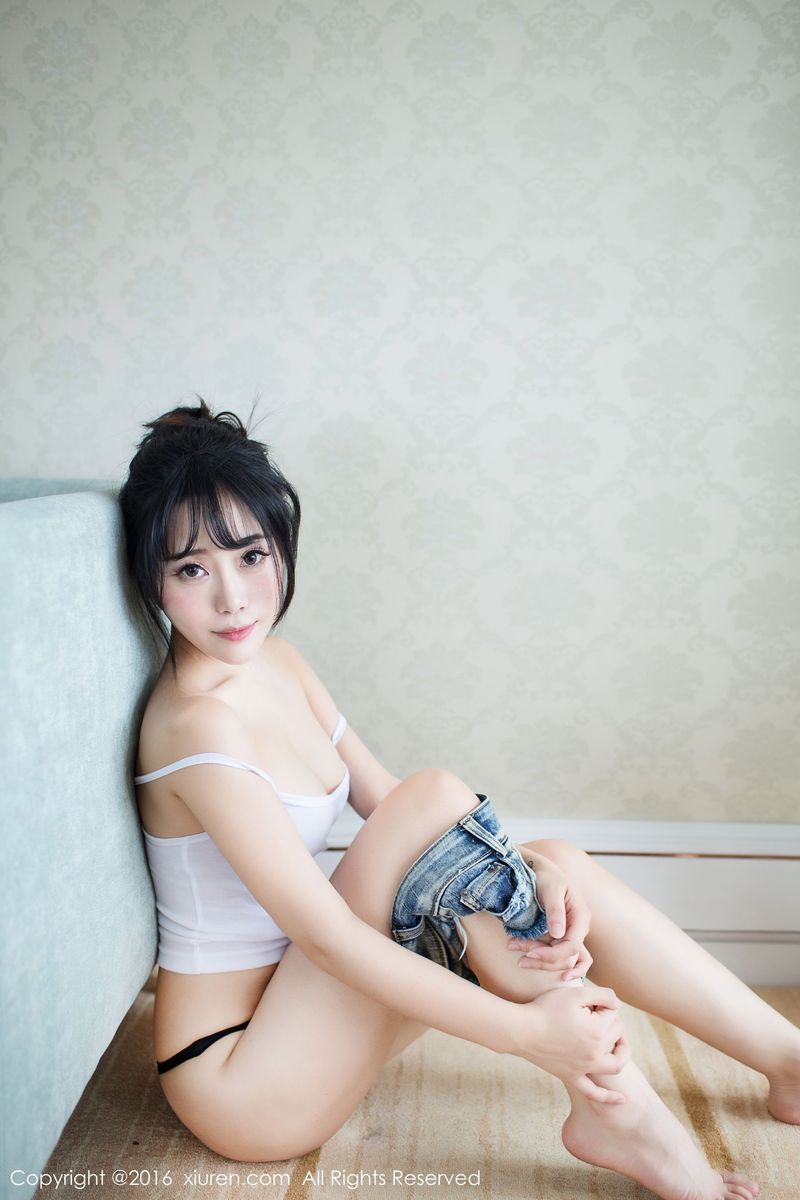 性感美女兜豆靓Youlina香蕉小护士制服诱惑套图