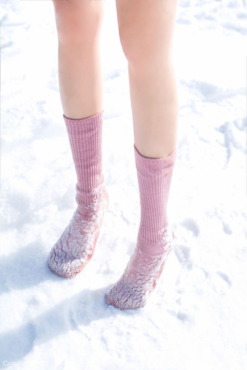 性感女神兜豆靓Youlina冰天雪地内衣诱惑养眼写真
