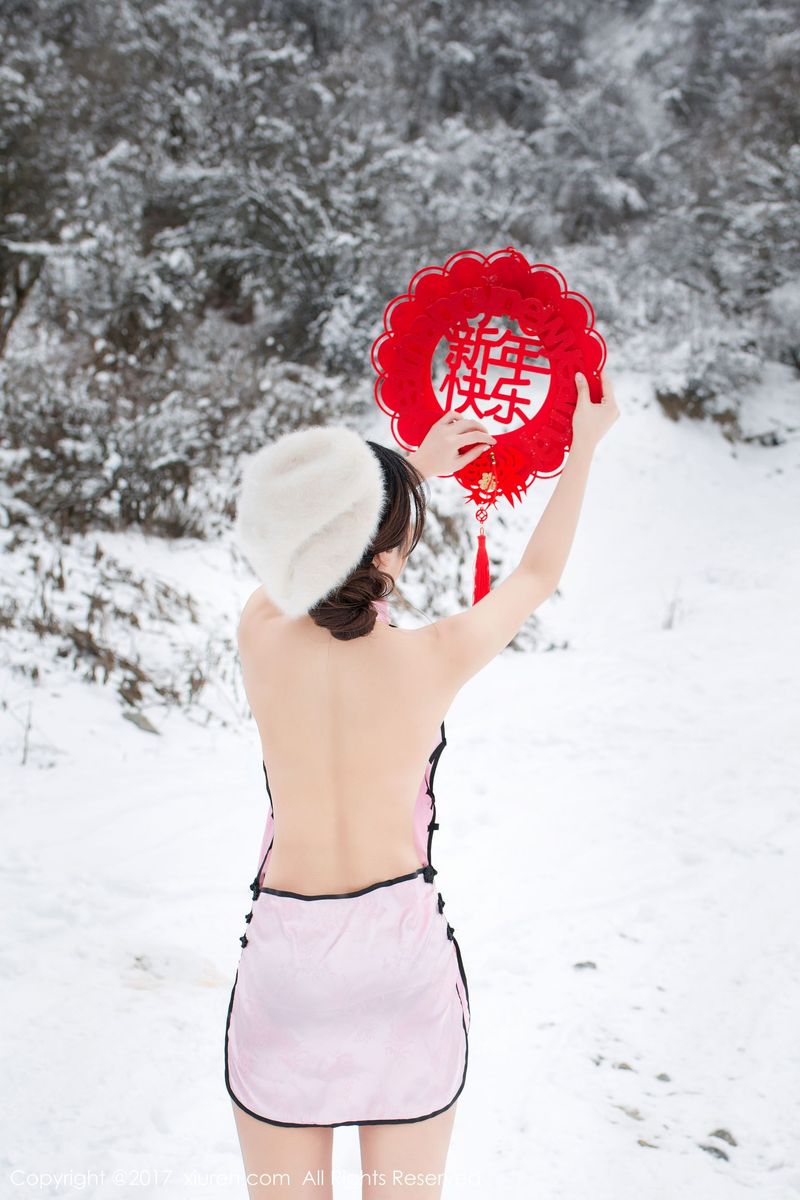 性感女神兜豆靓Youlina冰天雪地户外旗袍新年贺岁写真