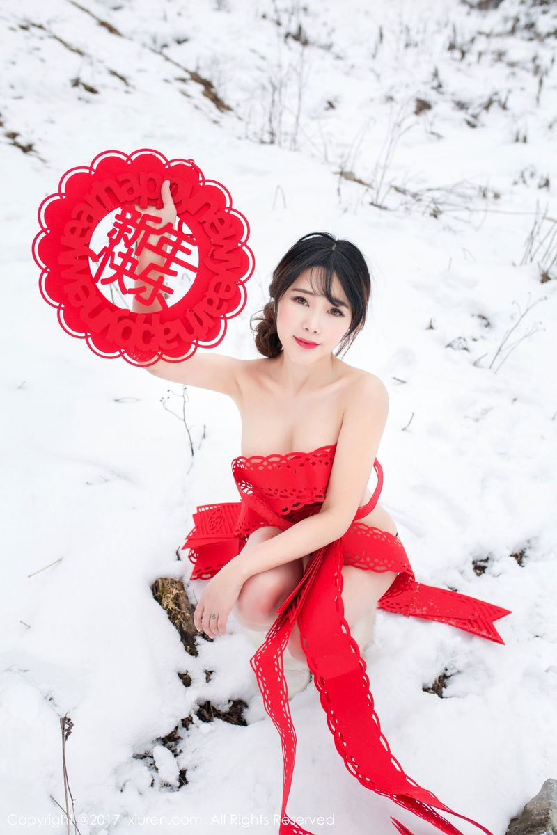 性感女神兜豆靓Youlina冰天雪地户外旗袍新年贺岁写真