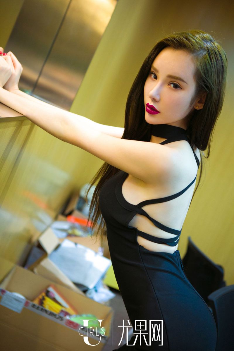 性感女神萌琪琪白衬衫巨乳诱惑职场OL大尺度写真