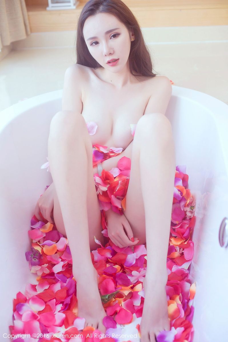 性感女神萌琪琪Irene花瓣浴高叉连体比基尼半裸诱惑写真