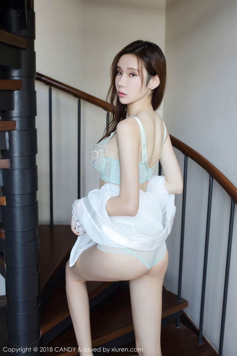 性感女神萌琪琪Irene修长美腿内衣诱惑沙巴旅拍第二套