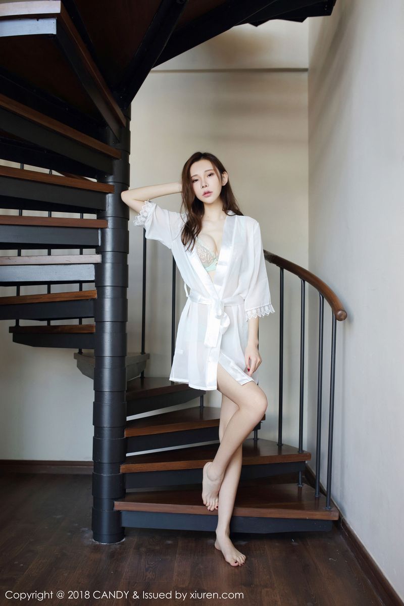 性感女神萌琪琪Irene修长美腿内衣诱惑沙巴旅拍第二套