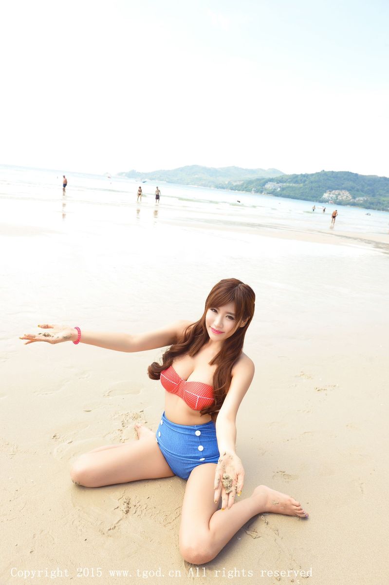 美女模特程小烦沙滩比基尼白皙美胸普吉岛旅拍
