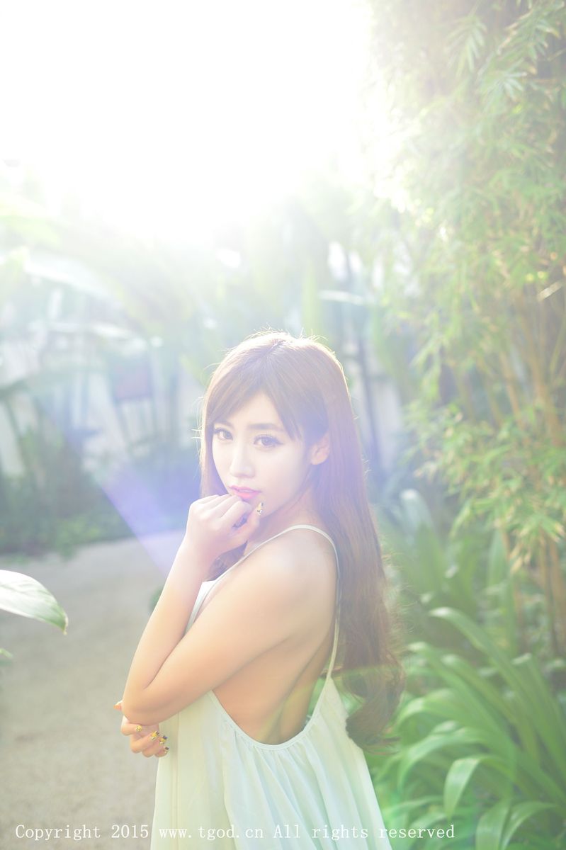 美女模特程小烦沙滩比基尼白皙美胸普吉岛旅拍