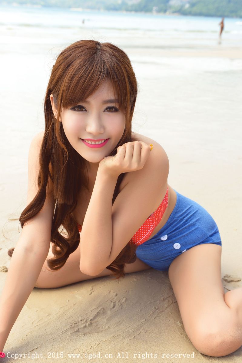 美女模特程小烦沙滩比基尼白皙美胸普吉岛旅拍