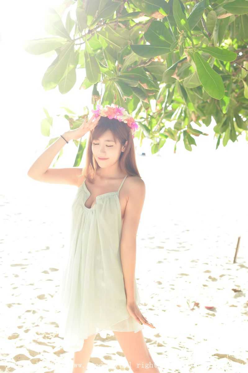 美女模特程小烦沙滩比基尼白皙美胸普吉岛旅拍