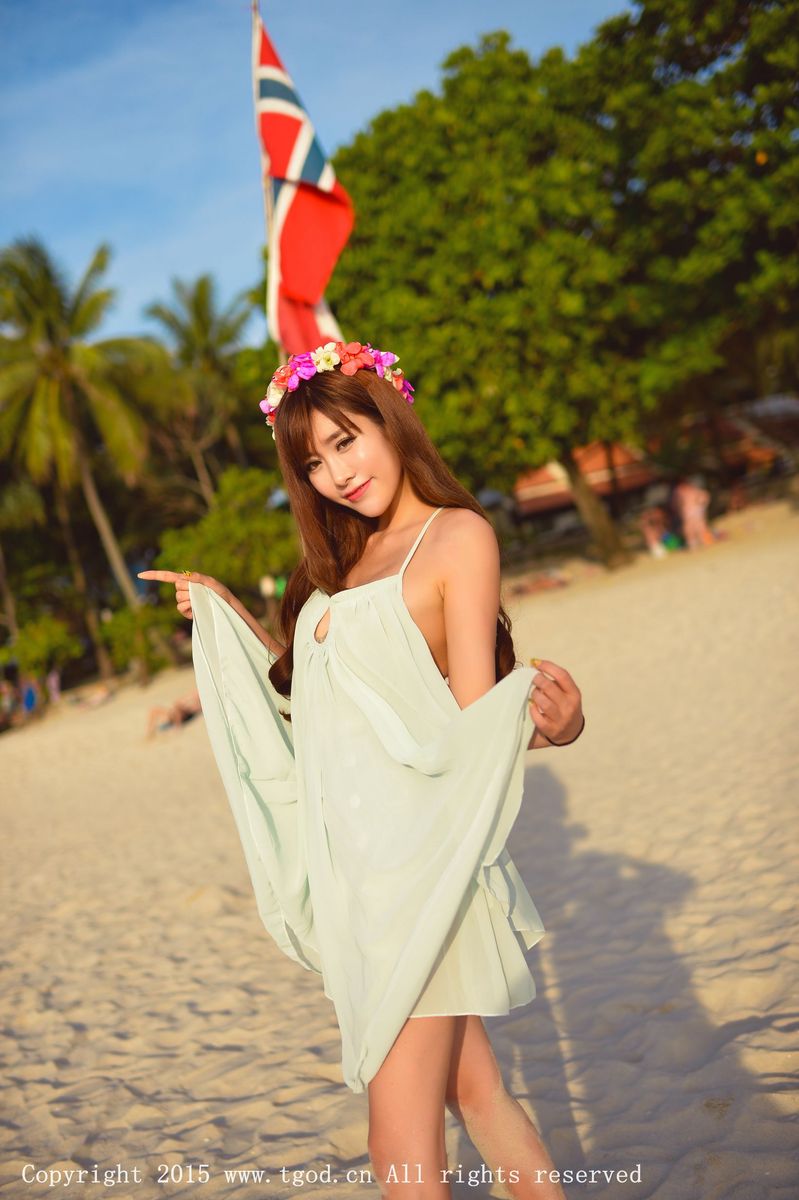 美女模特程小烦沙滩比基尼白皙美胸普吉岛旅拍