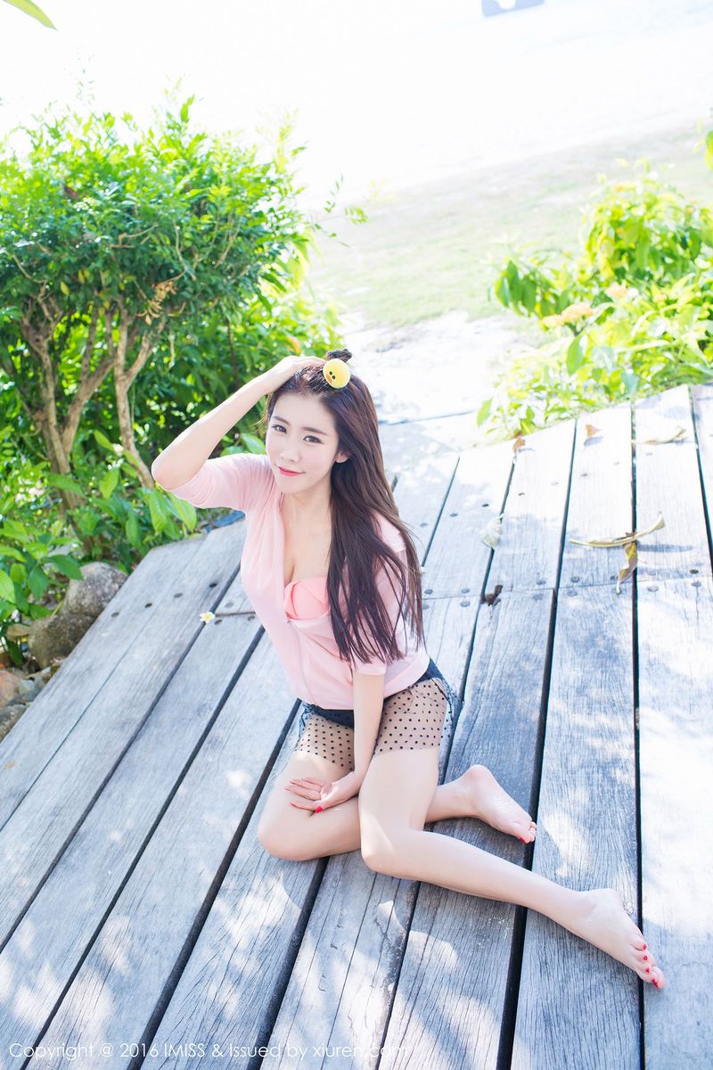 沙滩美女程小烦不烦粉色装扮比基尼清新兰卡威写真