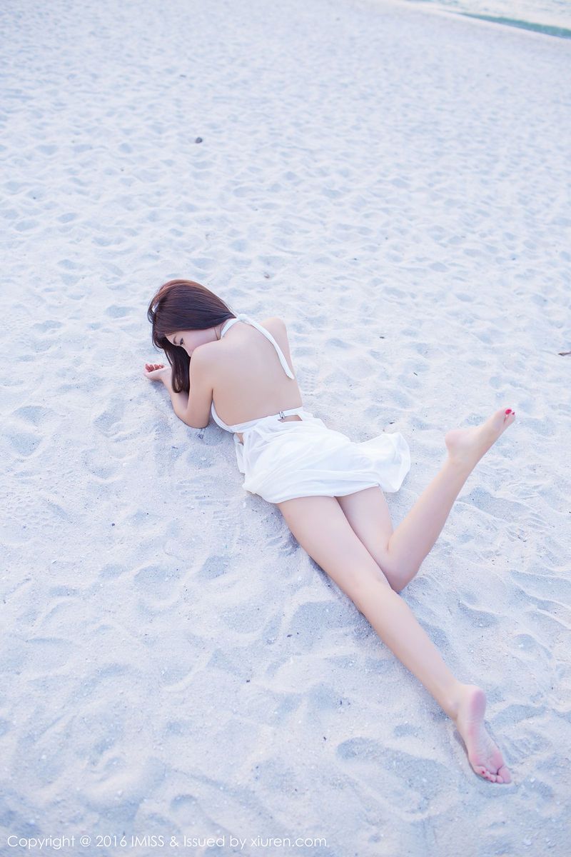 沙滩美女程小烦不烦粉色装扮比基尼清新兰卡威写真