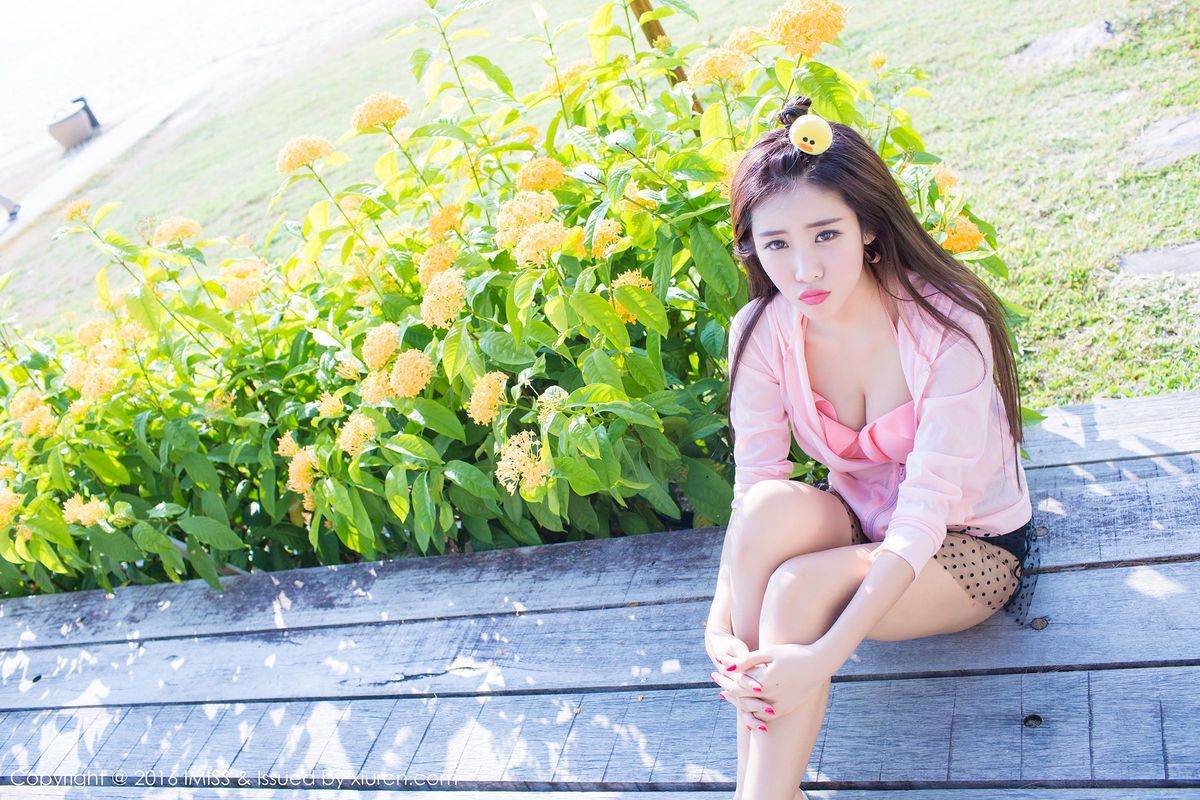 沙滩美女程小烦不烦粉色装扮比基尼清新兰卡威写真