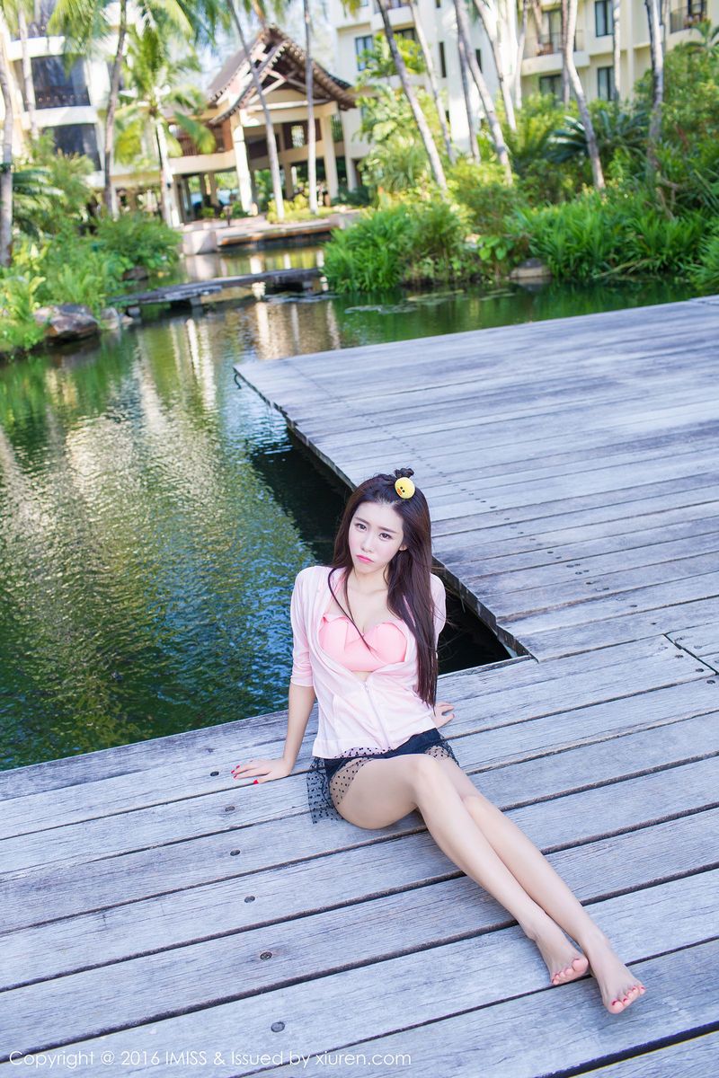 沙滩美女程小烦不烦粉色装扮比基尼清新兰卡威写真
