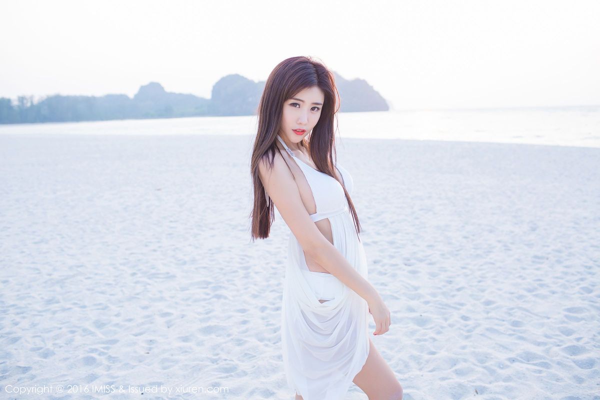 沙滩美女程小烦不烦粉色装扮比基尼清新兰卡威写真