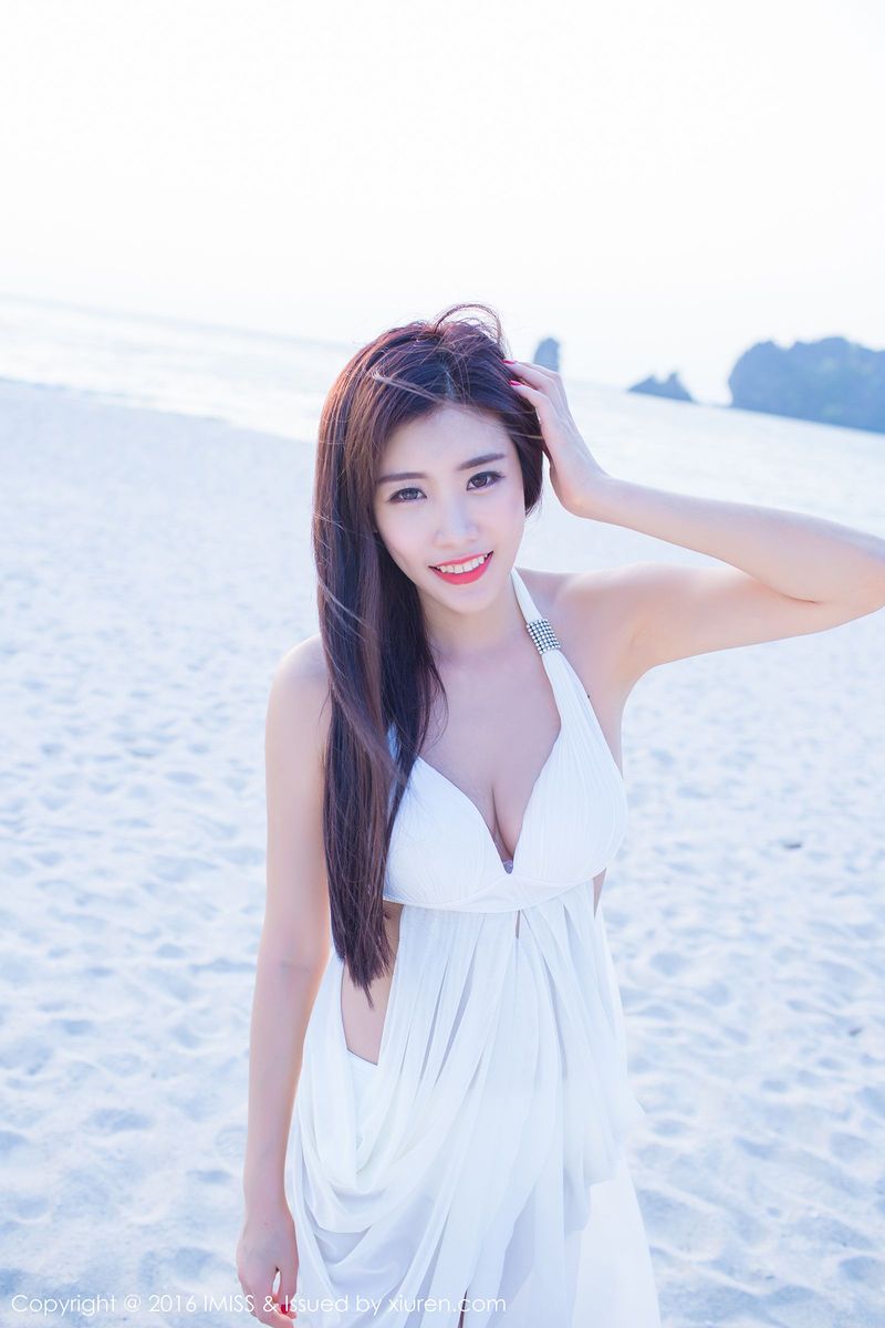 沙滩美女程小烦不烦粉色装扮比基尼清新兰卡威写真