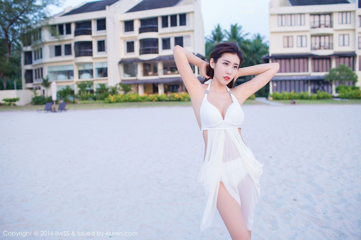 沙滩美女程小烦不烦粉色装扮比基尼清新兰卡威写真
