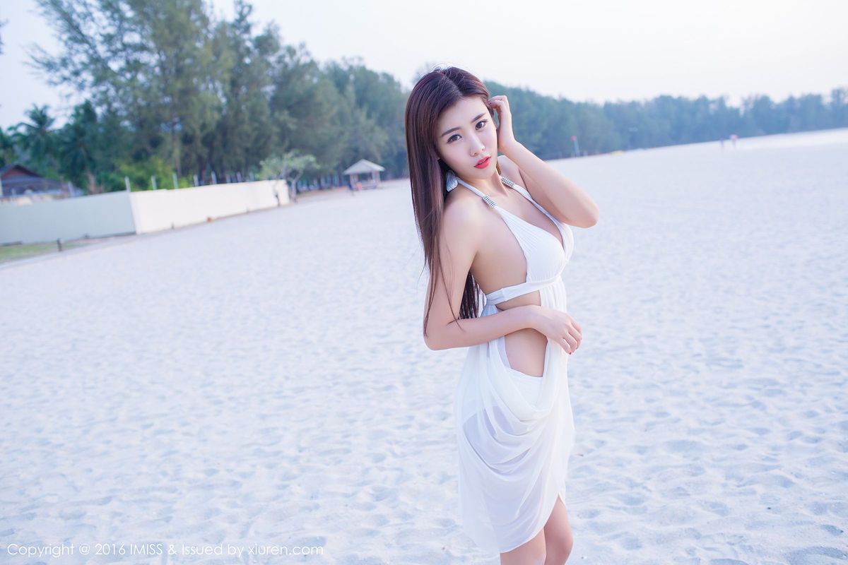 沙滩美女程小烦不烦粉色装扮比基尼清新兰卡威写真