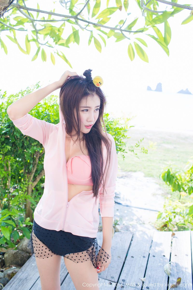 沙滩美女程小烦不烦粉色装扮比基尼清新兰卡威写真