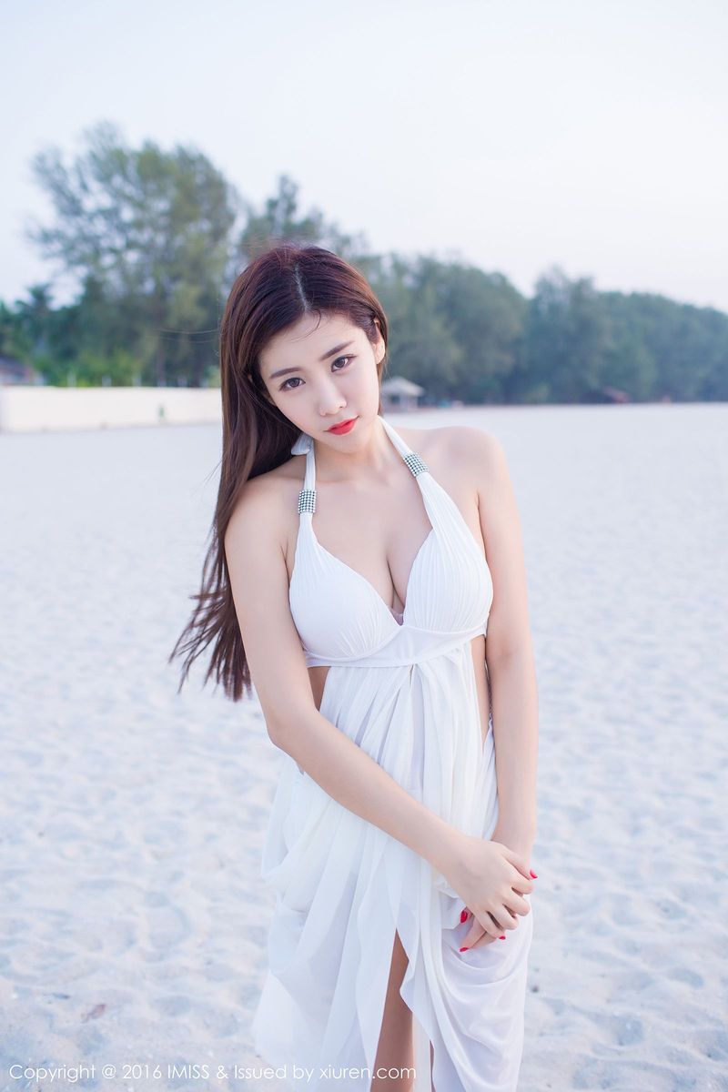 沙滩美女程小烦不烦粉色装扮比基尼清新兰卡威写真