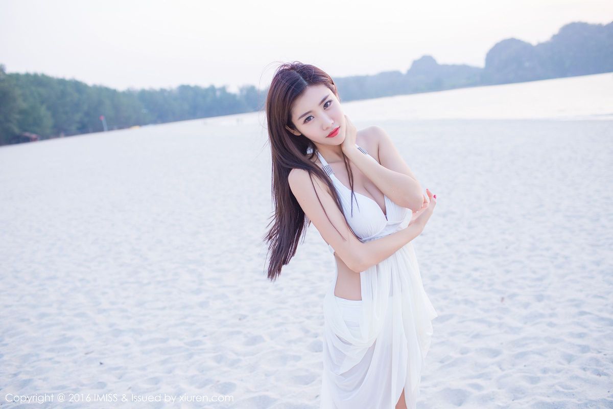 沙滩美女程小烦不烦粉色装扮比基尼清新兰卡威写真