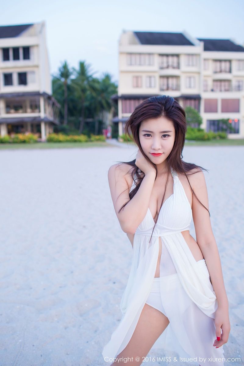 沙滩美女程小烦不烦粉色装扮比基尼清新兰卡威写真