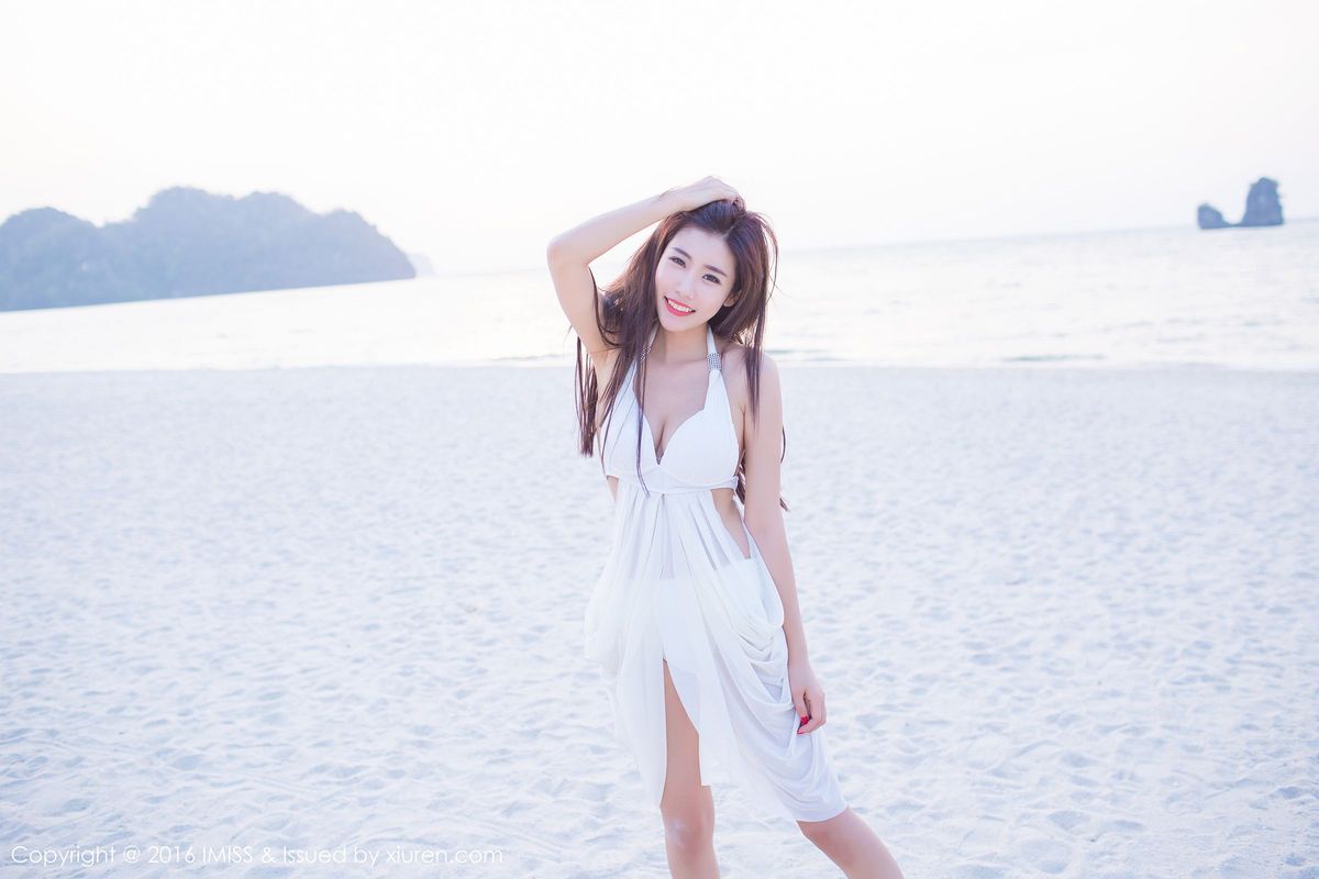 沙滩美女程小烦不烦粉色装扮比基尼清新兰卡威写真