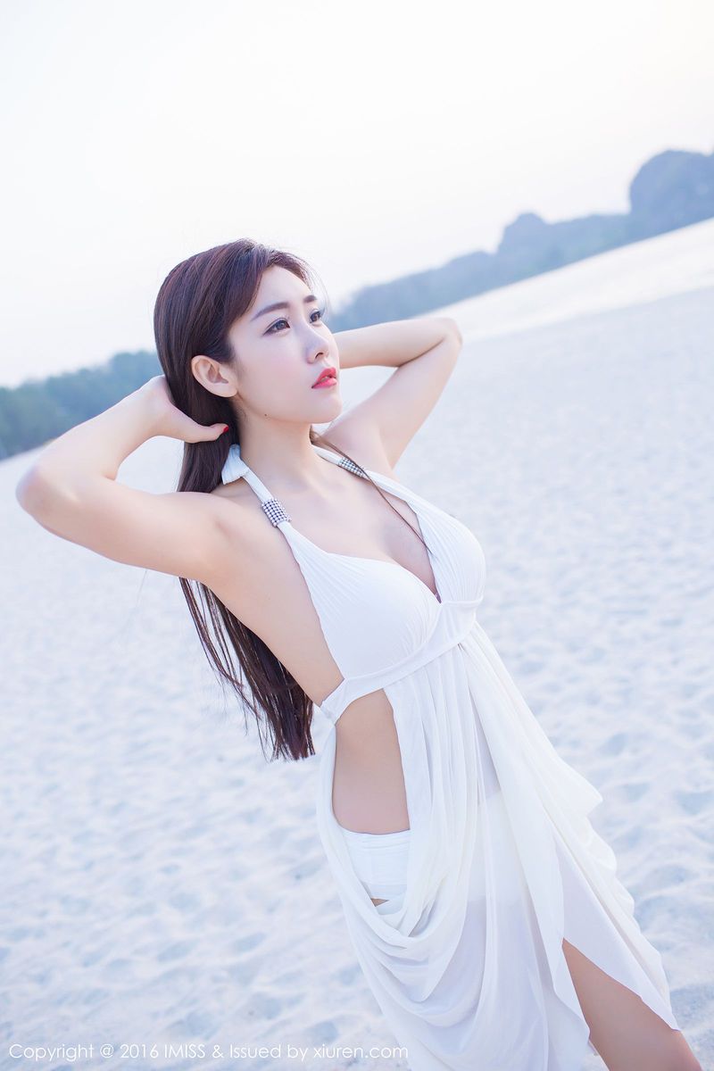 沙滩美女程小烦不烦粉色装扮比基尼清新兰卡威写真