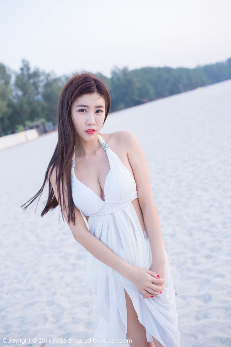 沙滩美女程小烦不烦粉色装扮比基尼清新兰卡威写真