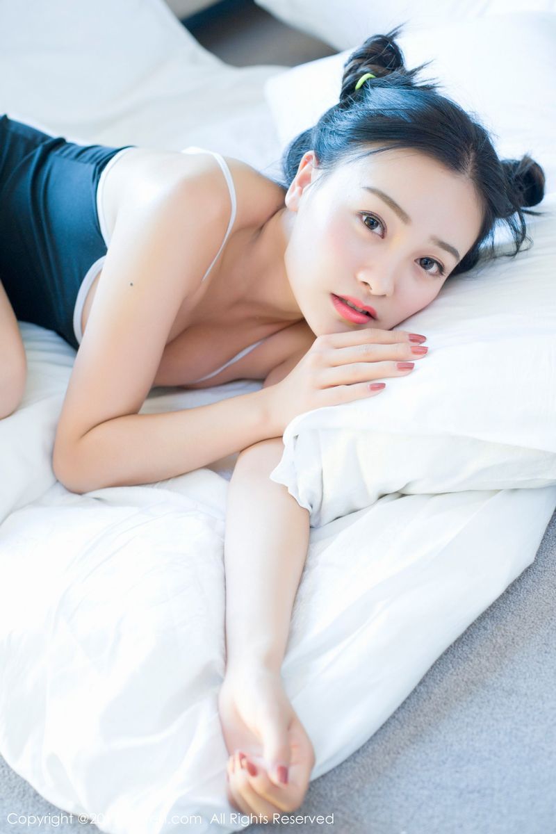 软妹子少女芈琳娜童颜巨乳低胸死库水体操服写真