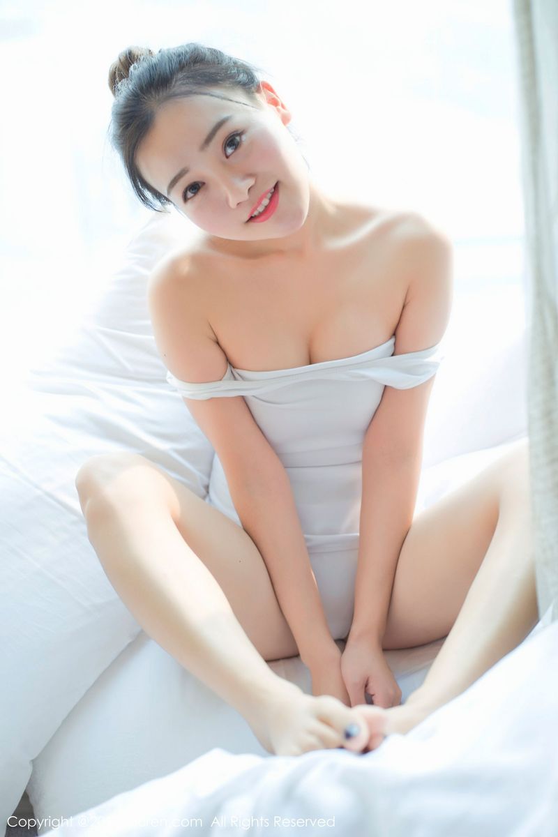 软妹子少女芈琳娜童颜巨乳低胸死库水体操服写真